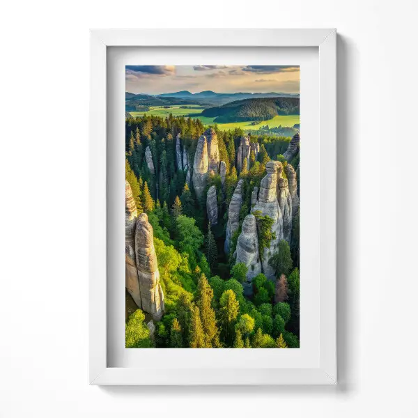 Tableau avec cadre Vue aérienne du paysage de montagnes et de forêts uniques