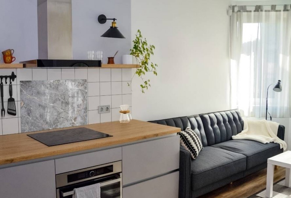 salon moderne avec cuisine